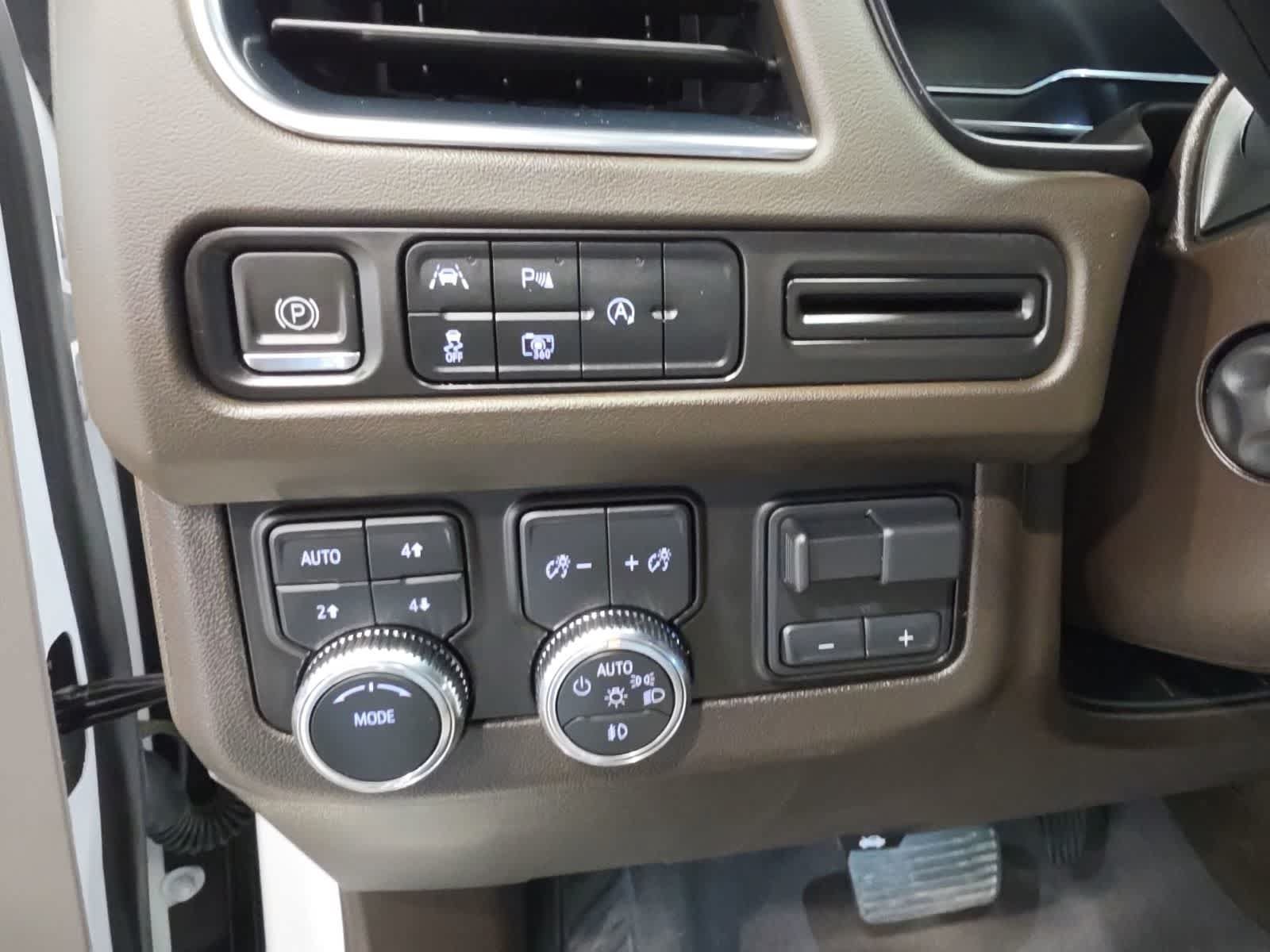 Used 2024 GMC Yukon SLT w/ SLT Premium Package AWD/4WD image 26