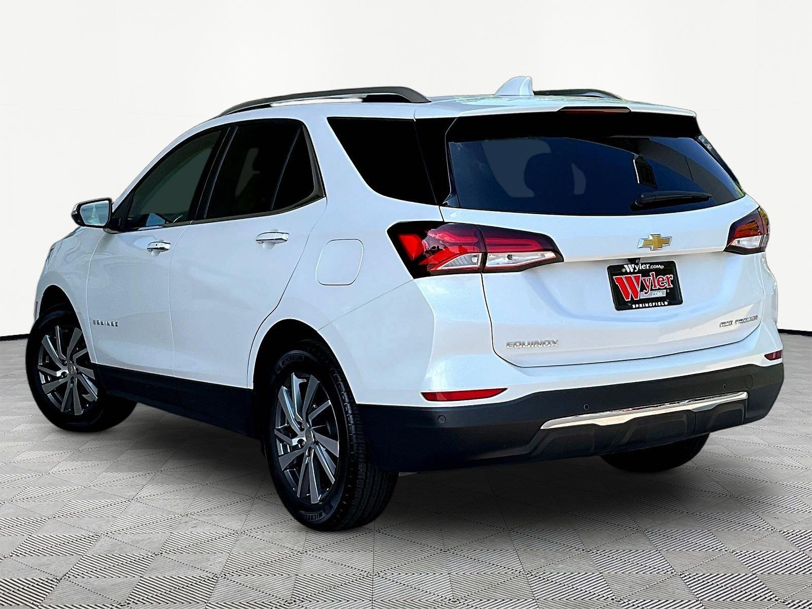 Used 2024 Chevrolet Equinox Premier AWD/4WD image 4