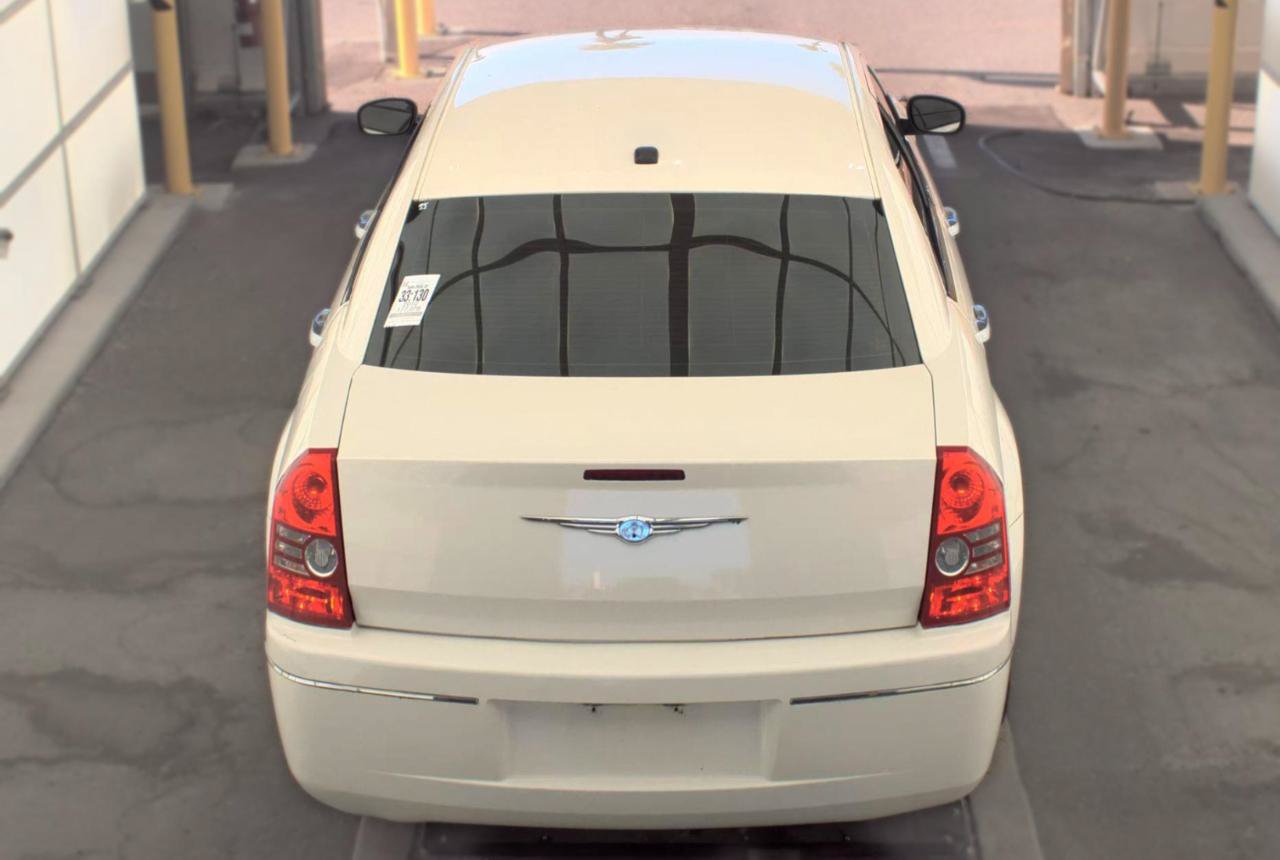 Used 2010 Chrysler 300 Touring RWD image 5