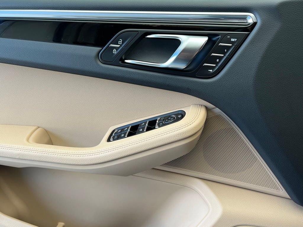 Used 2025 Porsche Macan image 19