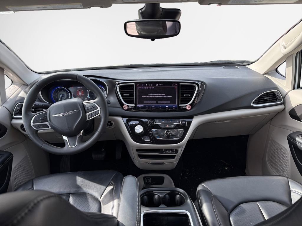 Used 2023 Chrysler Pacifica Touring-L image 22