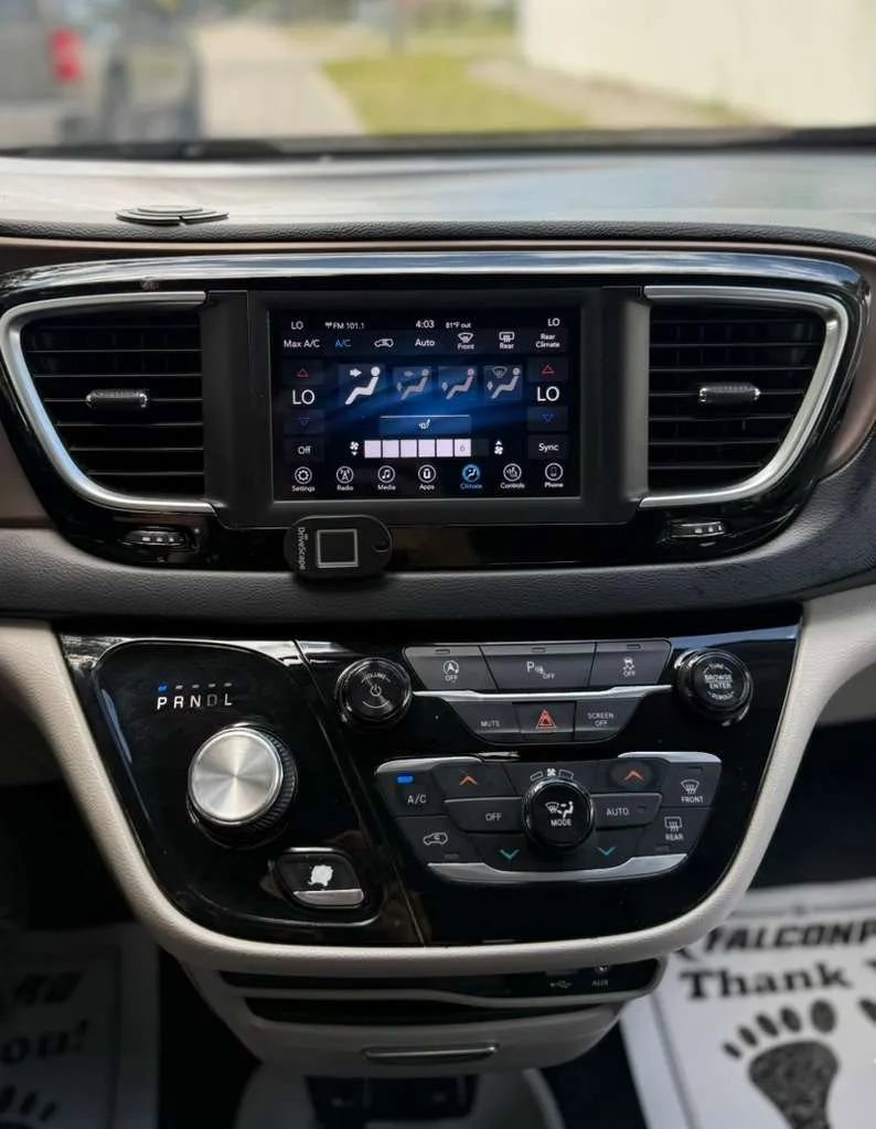 Used 2018 Chrysler Pacifica Touring-L FWD image 12