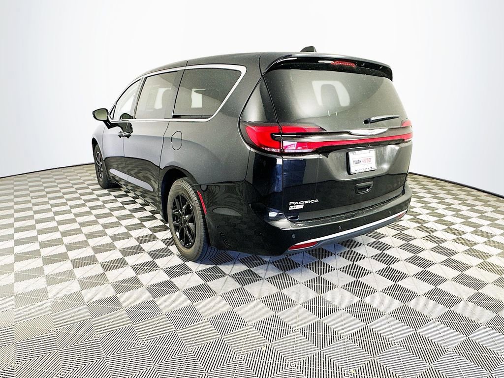 Certified 2024 Chrysler Pacifica Touring-L image 7