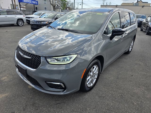 Used 2025 Chrysler Pacifica Select FWD image 2