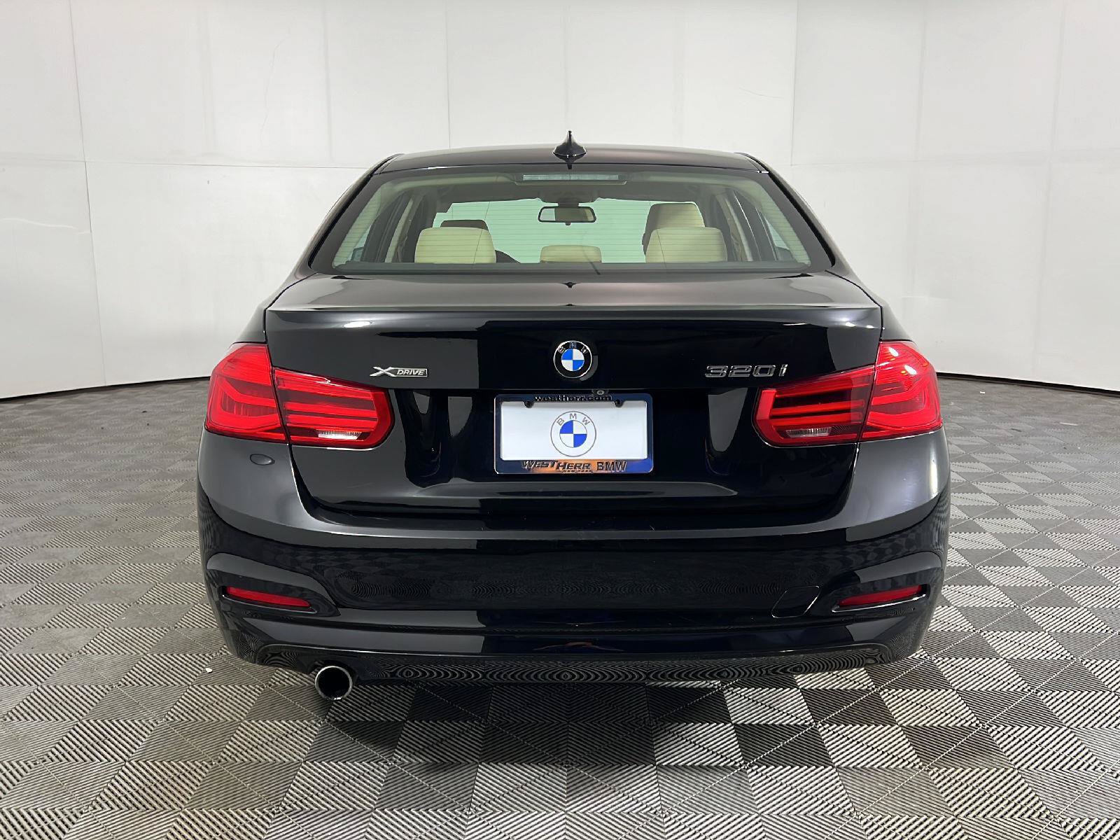 Used 2018 BMW 320i xDrive Sedan AWD/4WD image 6