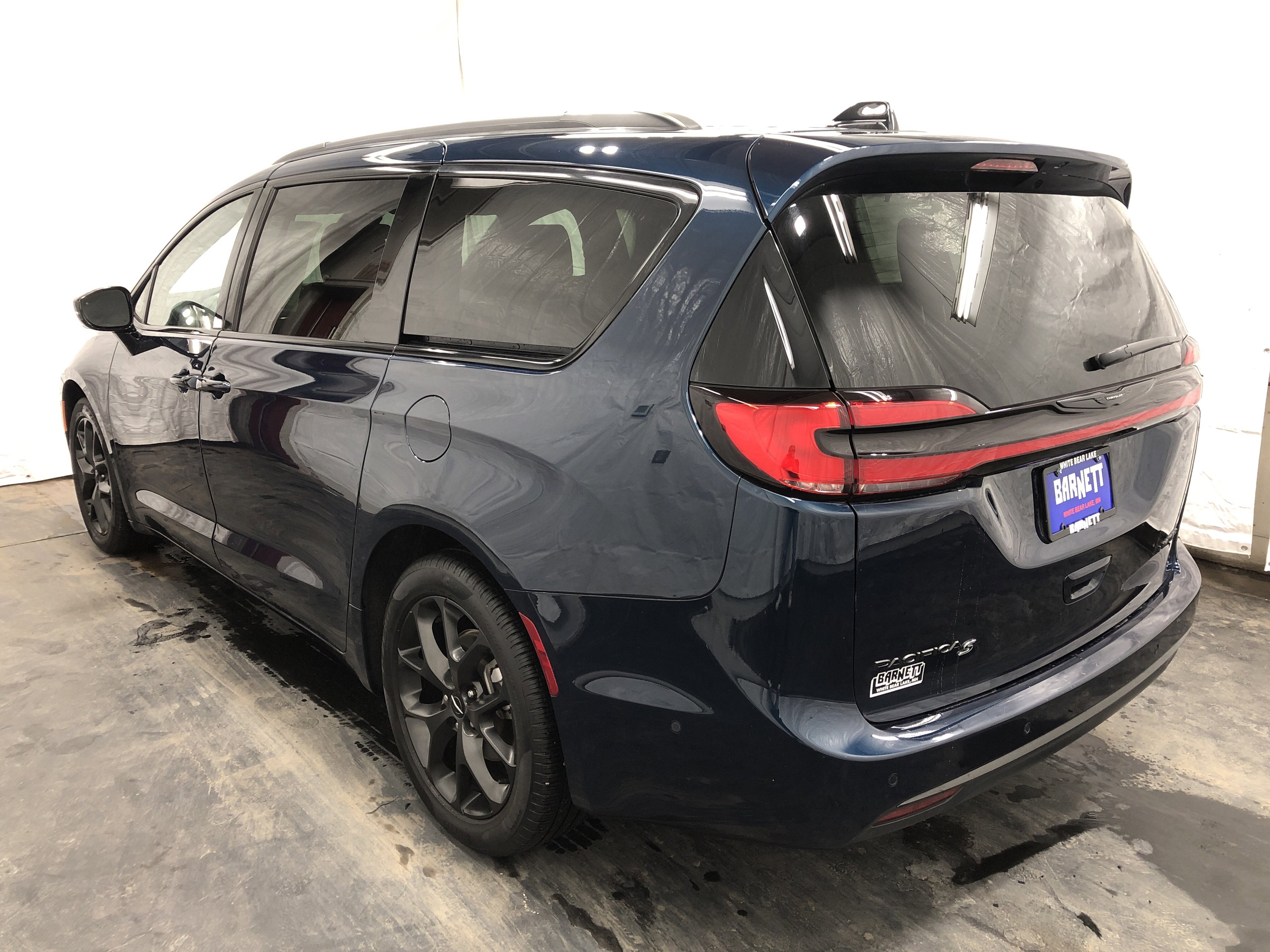 Certified 2025 Chrysler Pacifica Limited FWD image 6