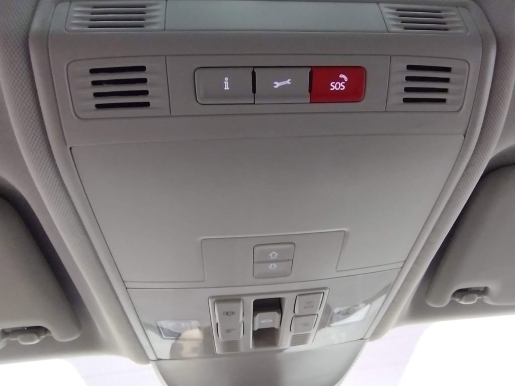 New 2025 Volkswagen Taos SEL image 29