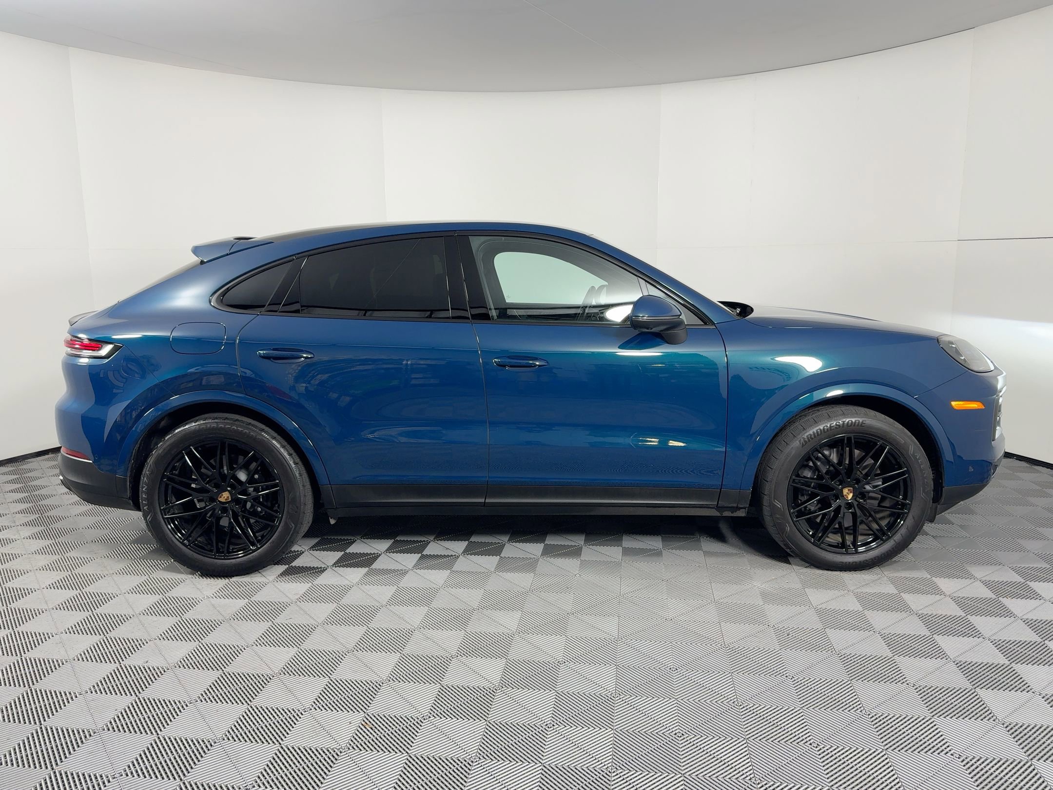 Certified 2025 Porsche Cayenne Coupe image 8