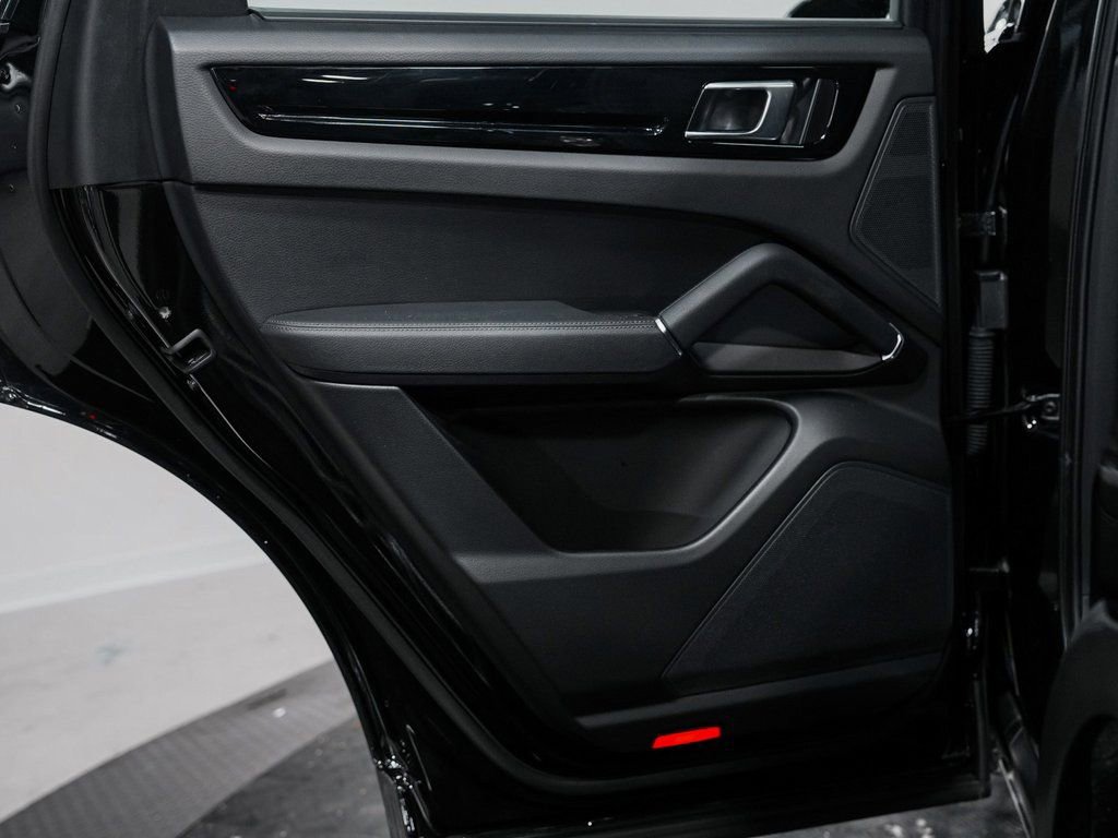 Used 2023 Porsche Cayenne w/ Premium Package image 14