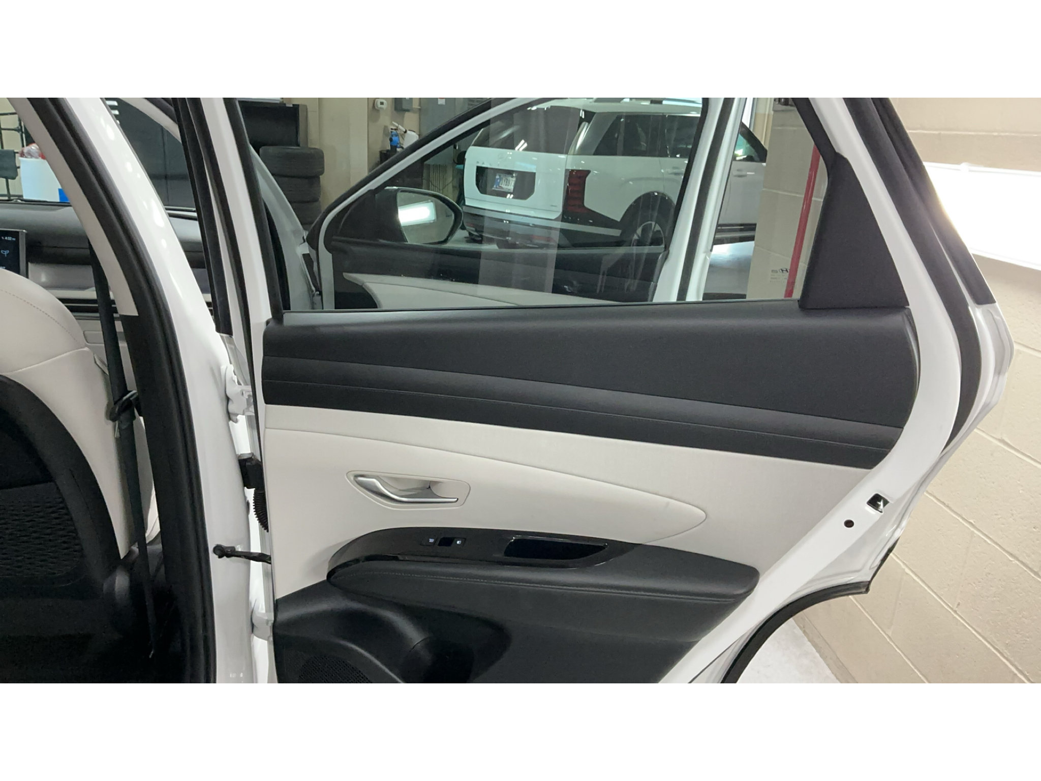 Certified 2025 Hyundai Tucson Limited AWD/4WD image 16