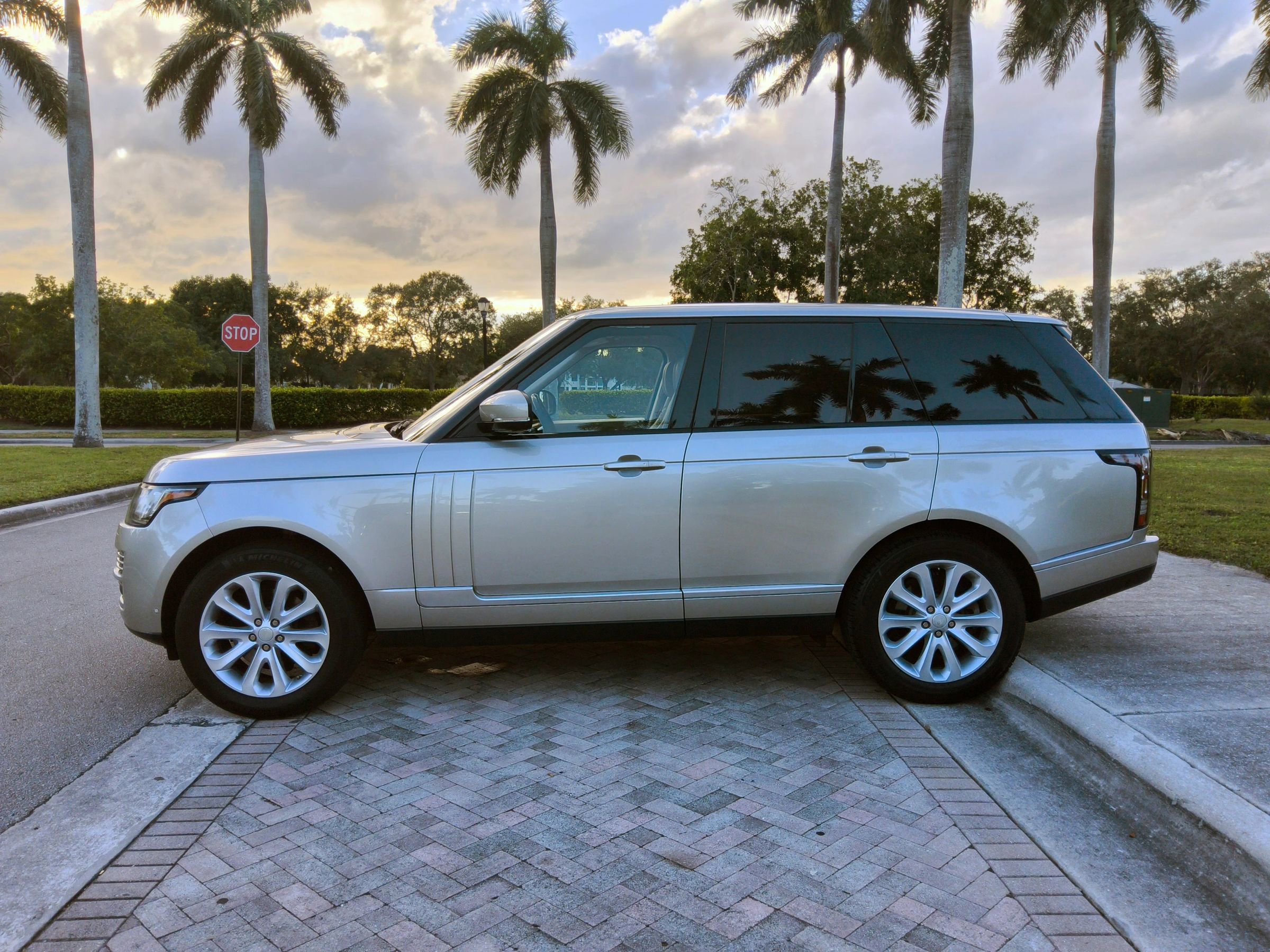 Used 2015 Land Rover Range Rover HSE image 14