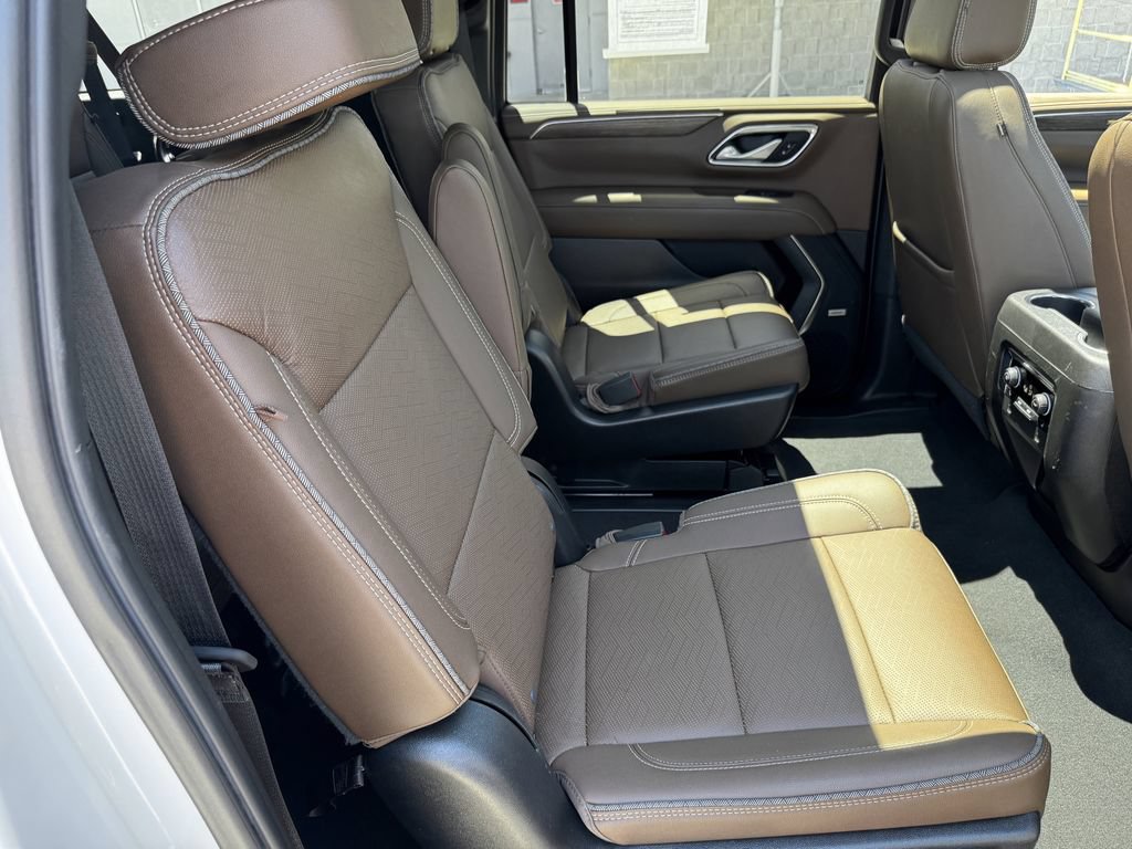 Used 2022 Chevrolet Suburban High Country AWD/4WD image 32