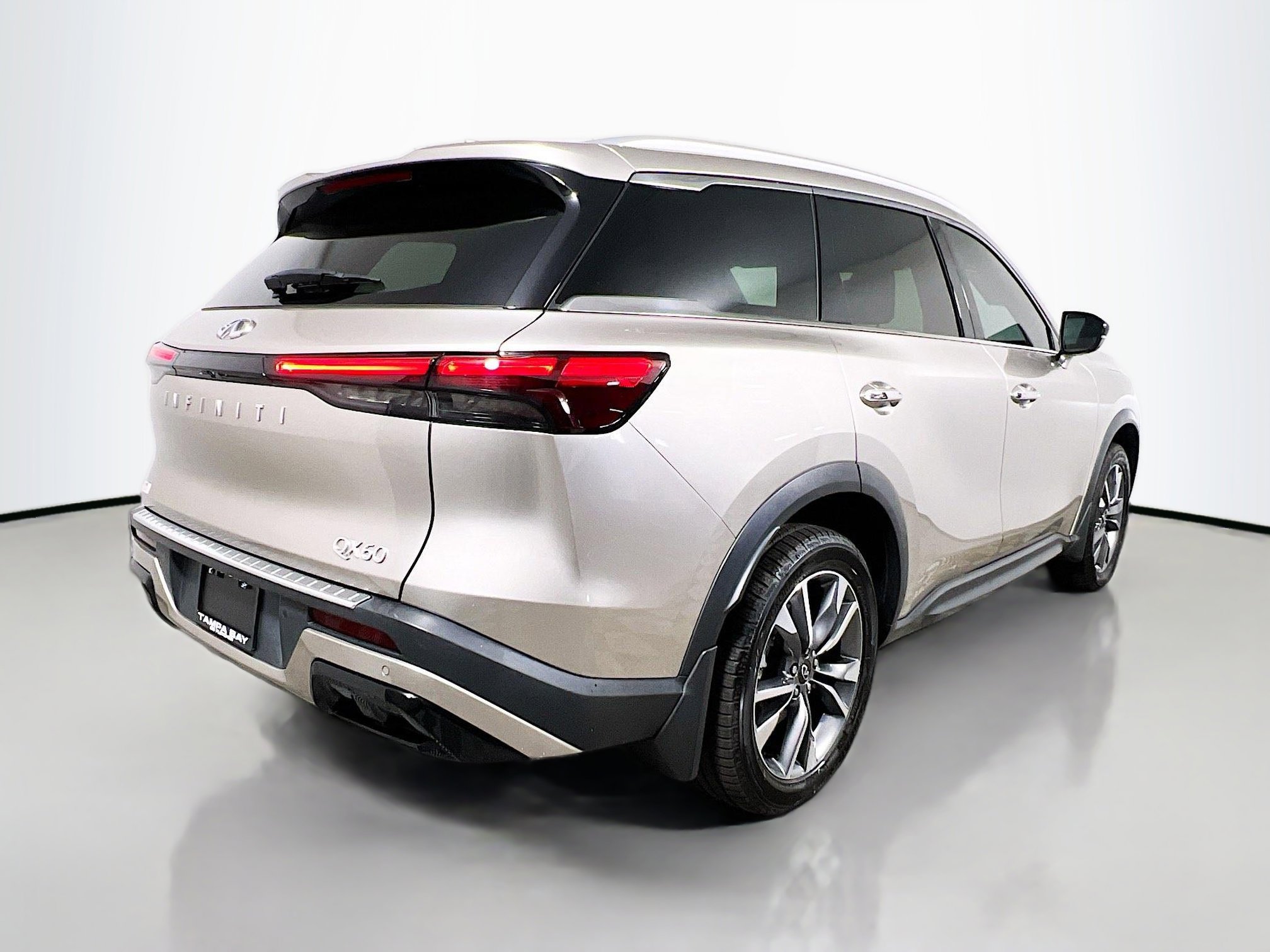 Used 2023 INFINITI QX60 Luxe w/ Cargo Package FWD image 4