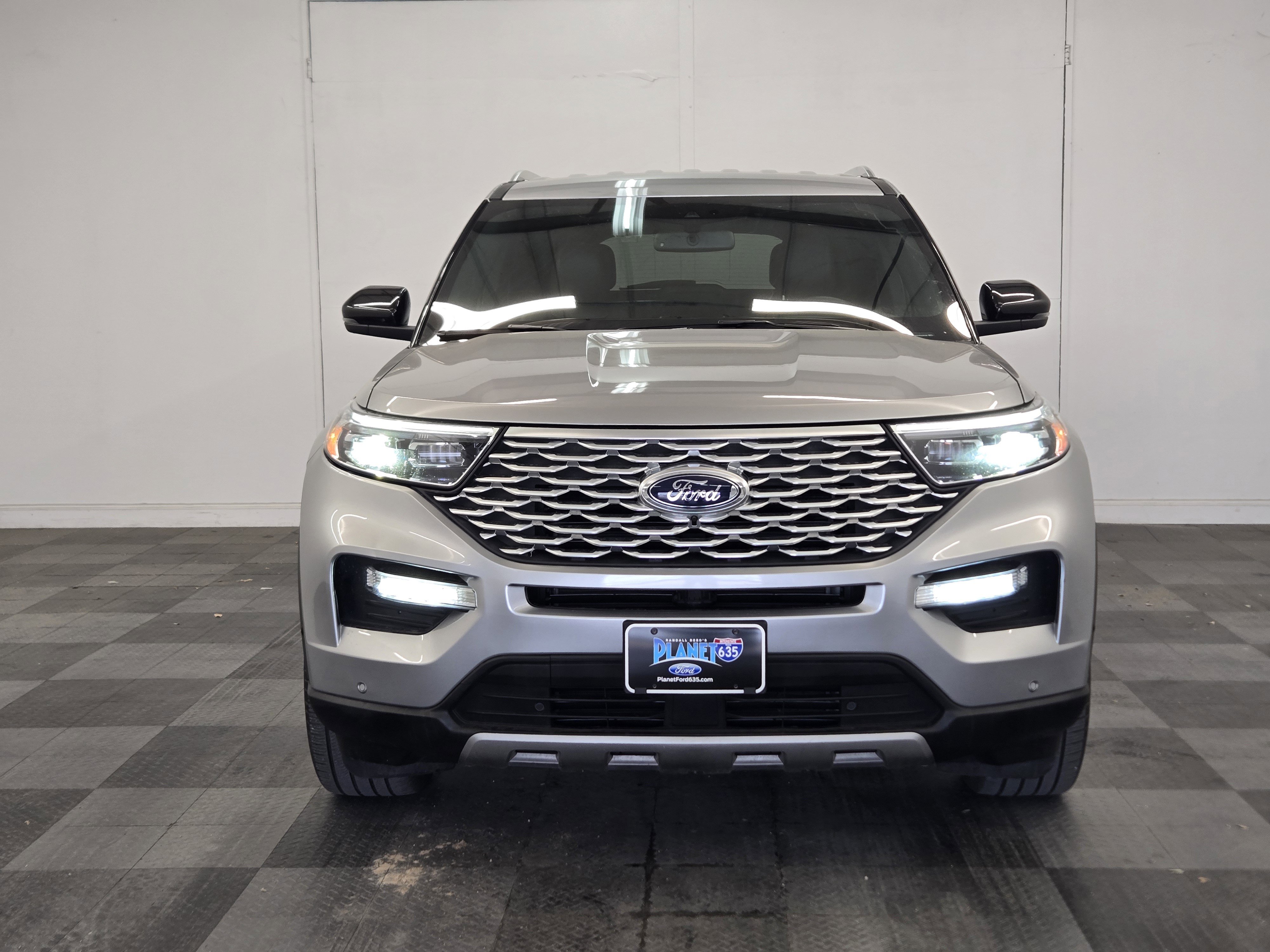 Used 2023 Ford Explorer Platinum AWD/4WD image 3