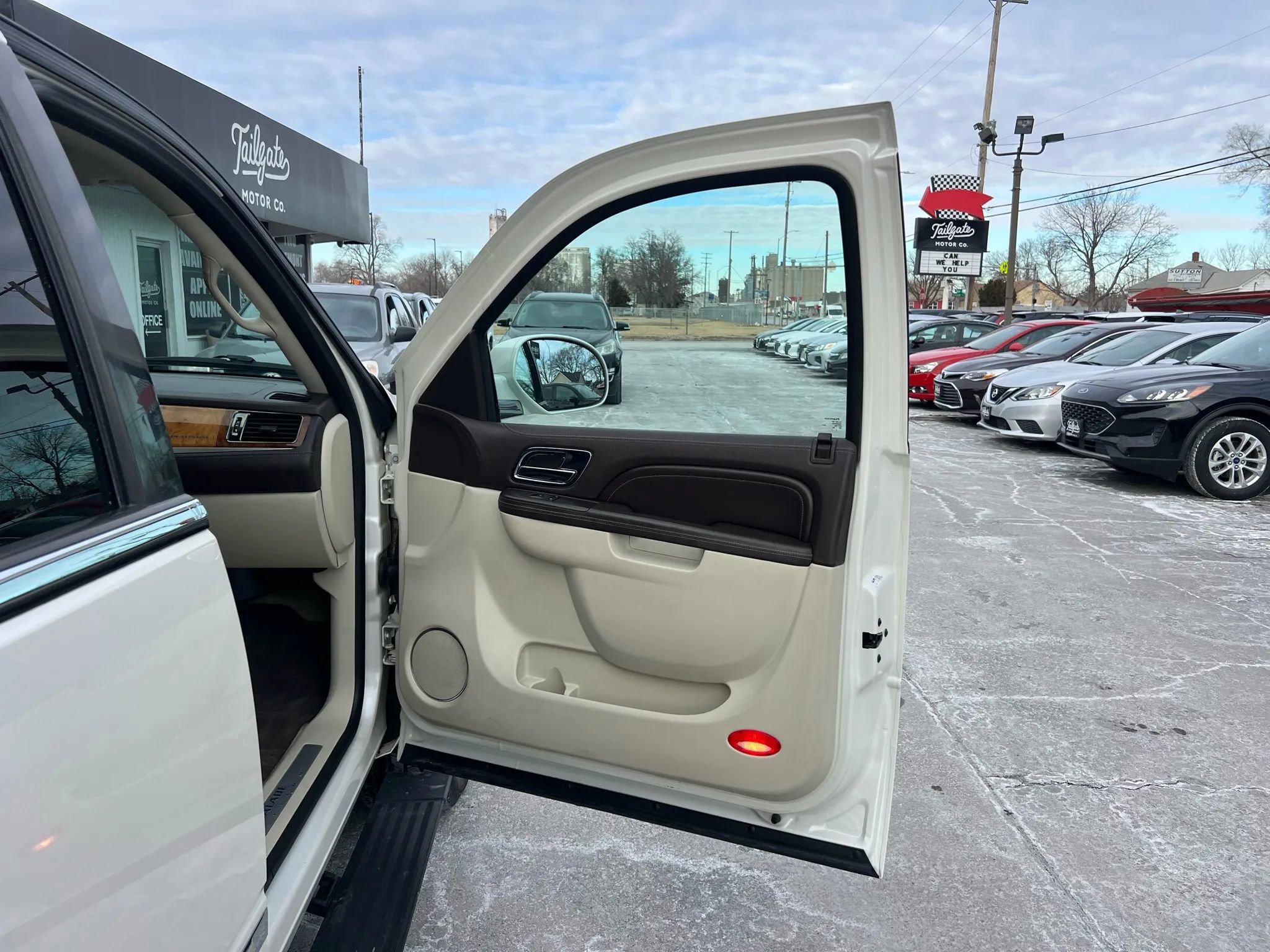 Used 2010 Cadillac Escalade Platinum image 13