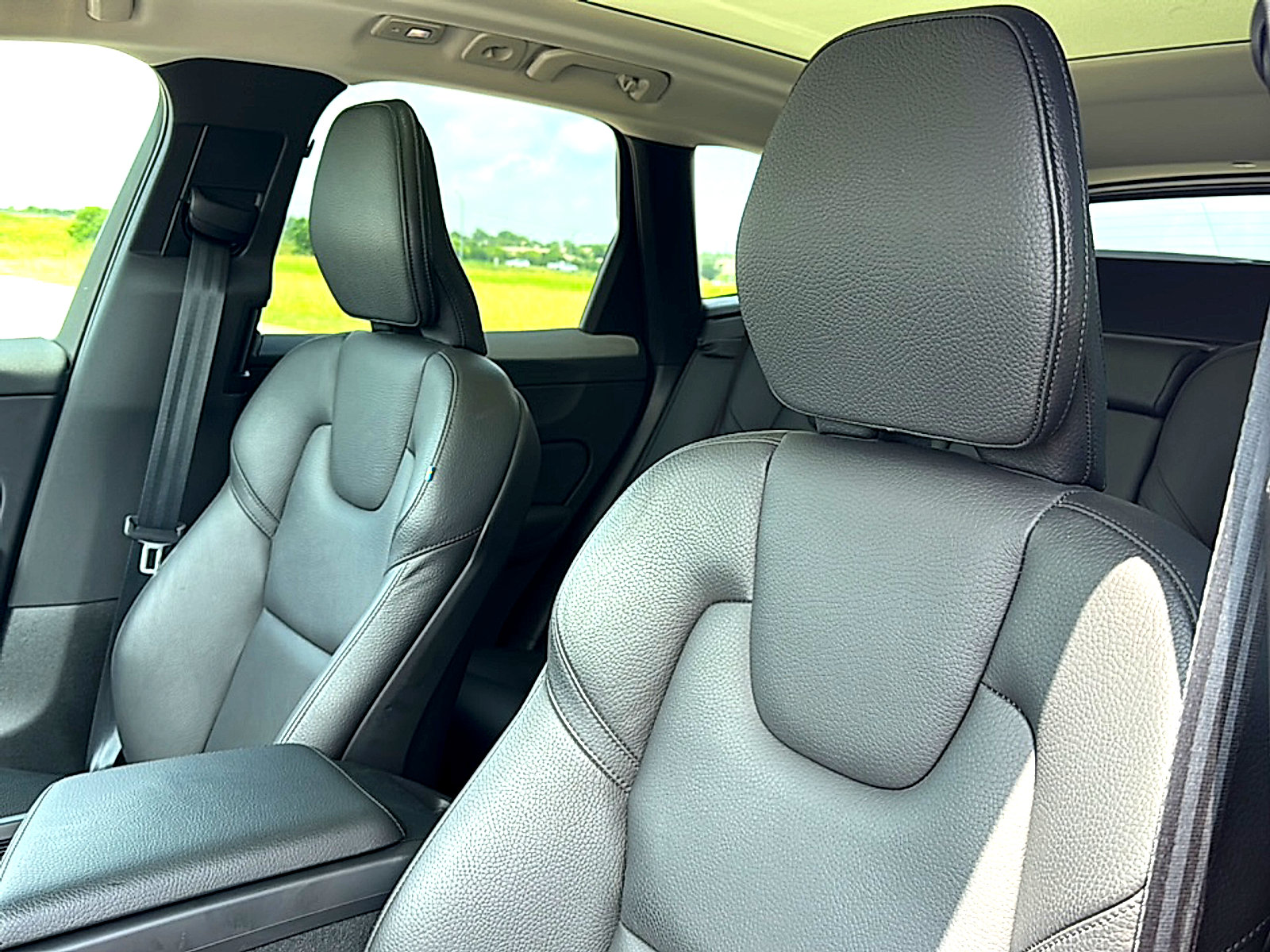 Used 2022 Volvo XC60 B5 Momentum AWD/4WD image 14
