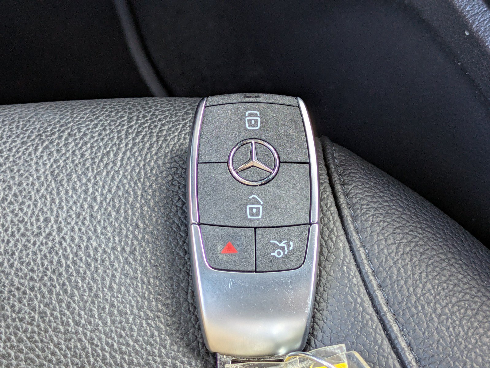 Used 2025 Mercedes-Benz GLB 250 w/ Exclusive Package image 30