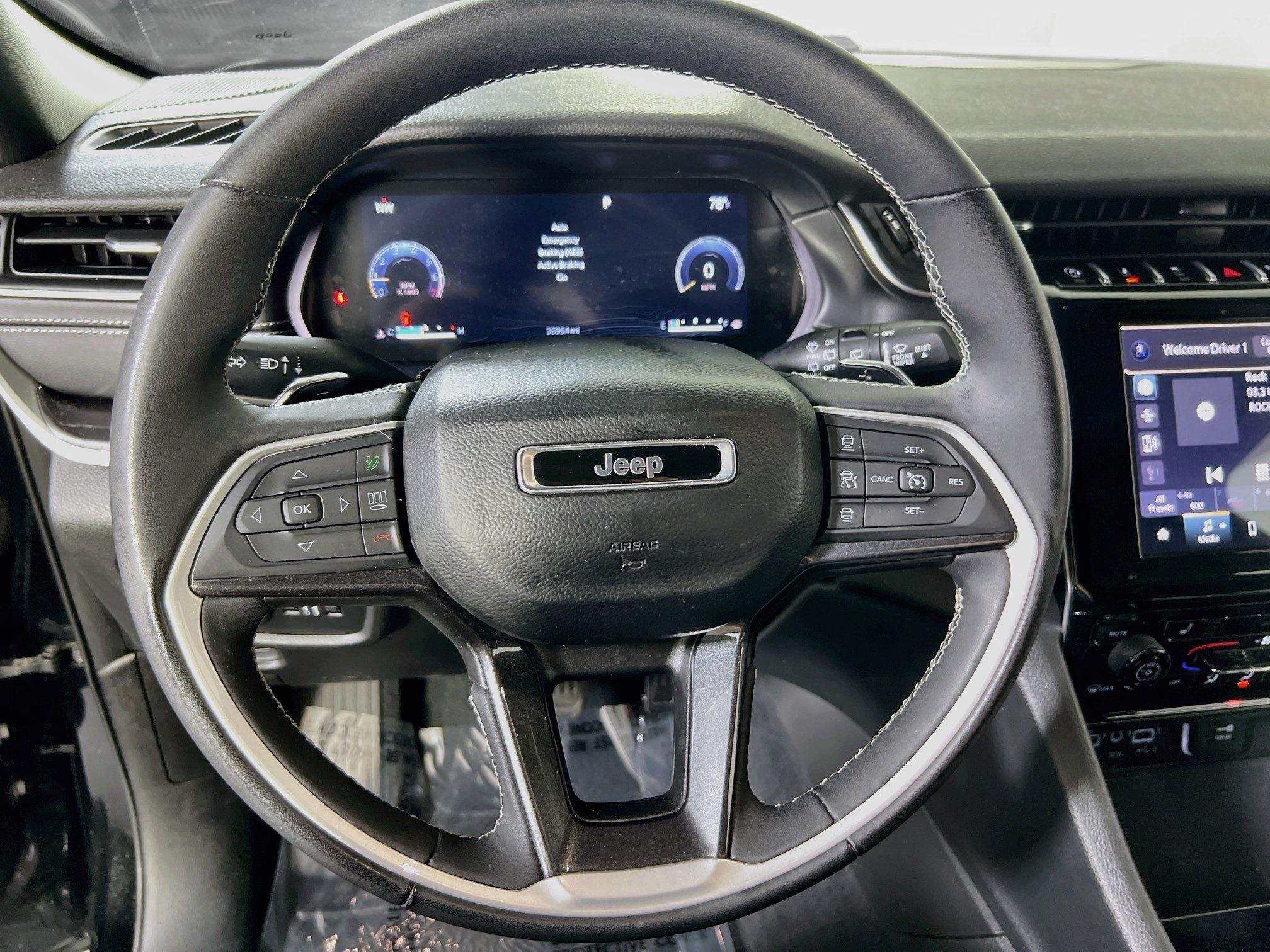 Used 2023 Jeep Grand Cherokee Altitude AWD/4WD image 11