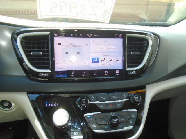 Used 2023 Chrysler Pacifica Touring-L FWD image 19