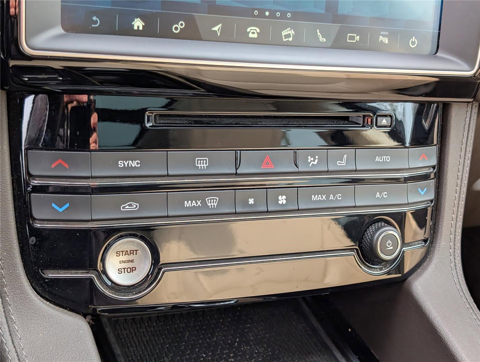 Used 2019 Jaguar F-PACE Prestige image 28