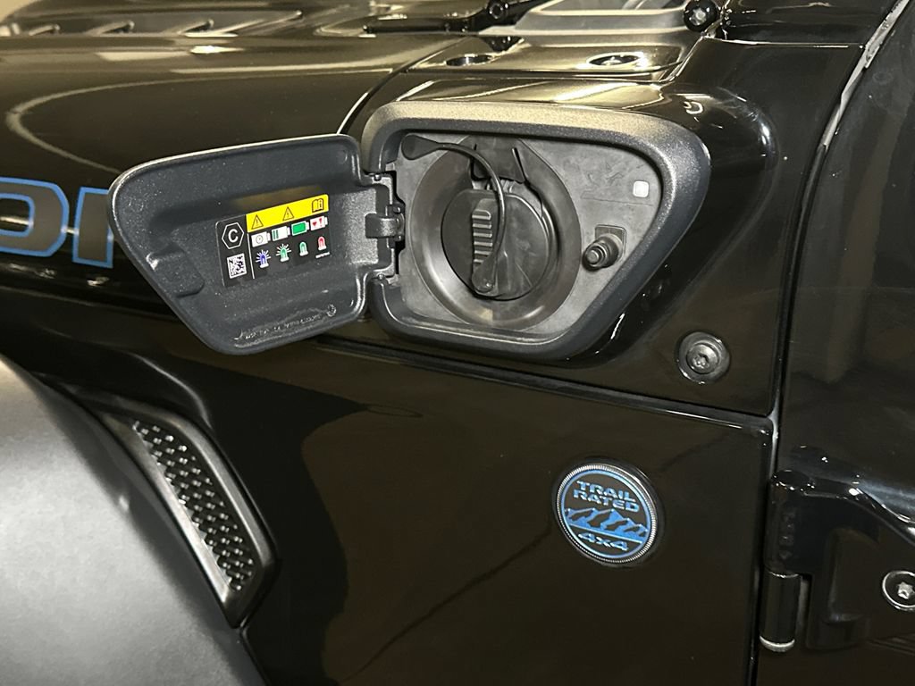 Used 2022 Jeep Wrangler Unlimited Rubicon 4xe w/ Cold Weather Group AWD/4WD image 15