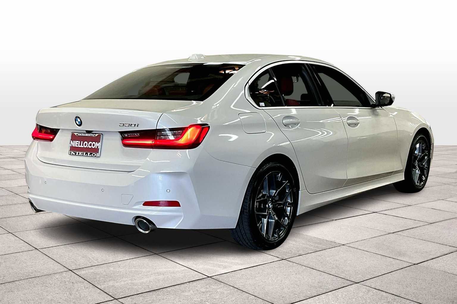Used 2025 BMW 330i Sedan w/ Premium Package image 16