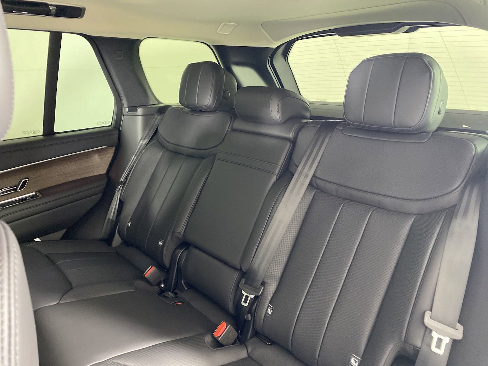New 2025 Land Rover Range Rover SE image 17
