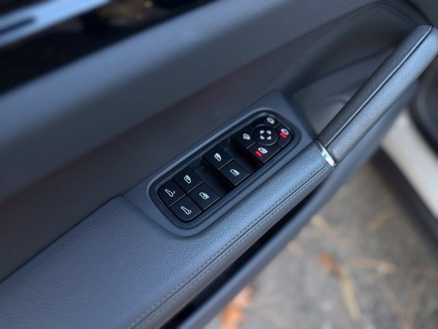 Used 2022 Porsche Cayenne AWD/4WD image 12
