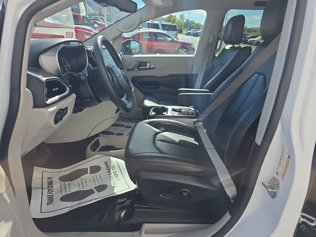 Used 2024 Chrysler Pacifica Touring-L image 11