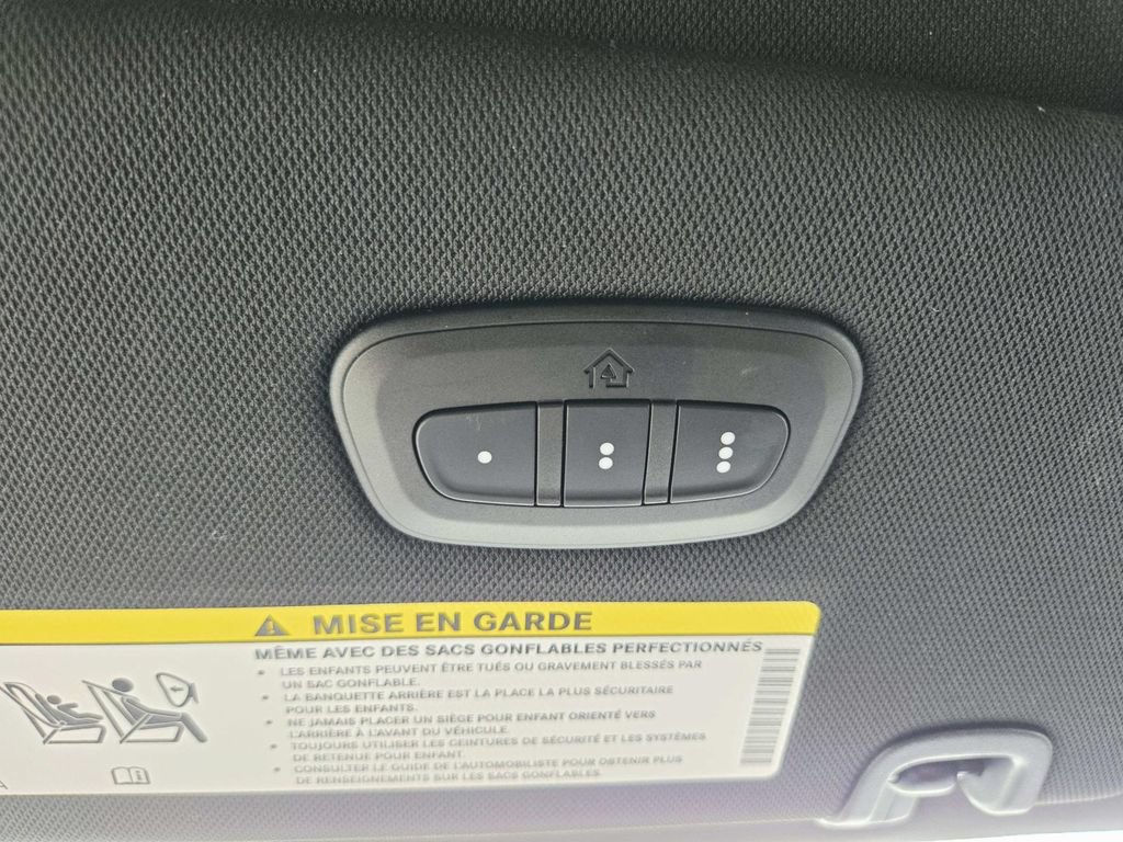 Used 2025 Chrysler Pacifica Select FWD image 34