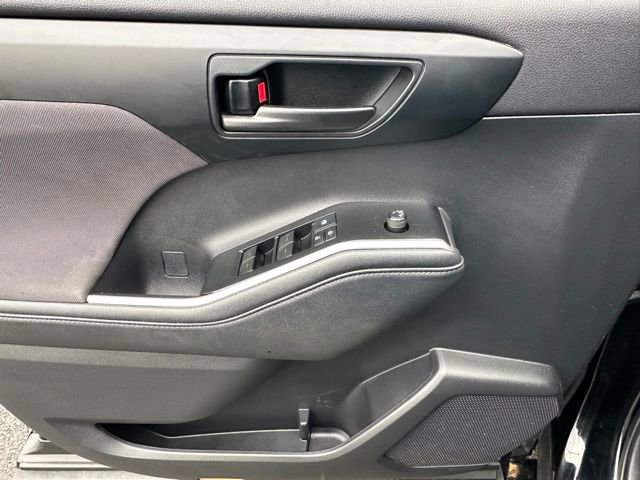 Used 2021 Toyota Highlander L image 19