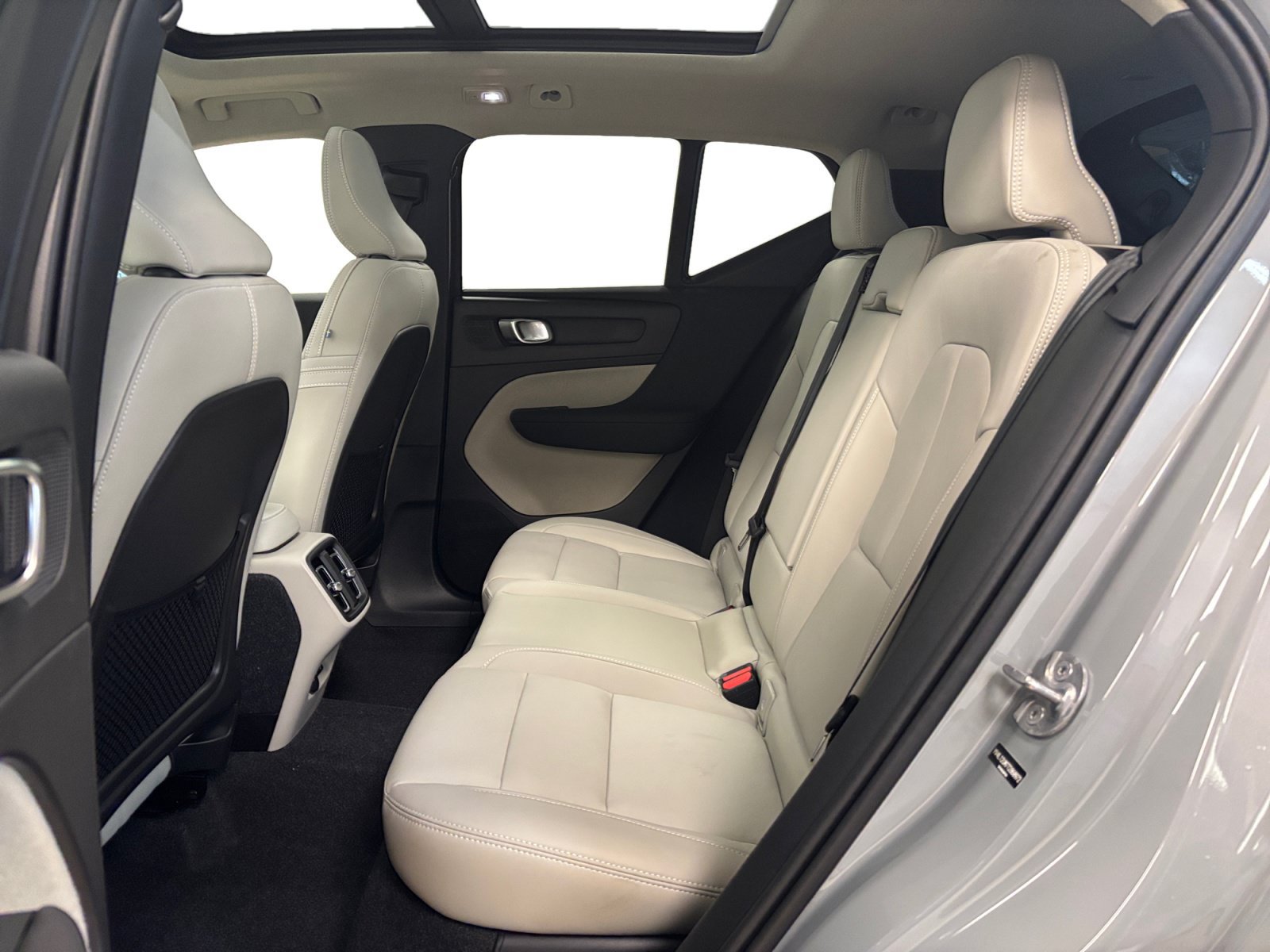 New 2026 Volvo XC40 B5 Ultra w/ Protection Package Premier AWD/4WD image 13