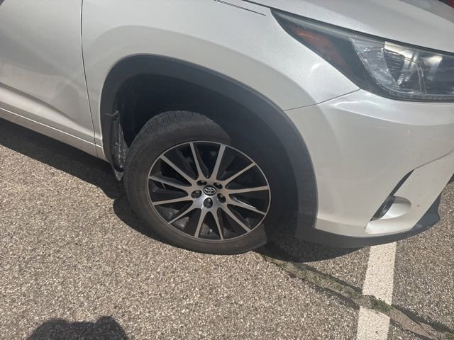 Used 2017 Toyota Highlander SE AWD/4WD image 3