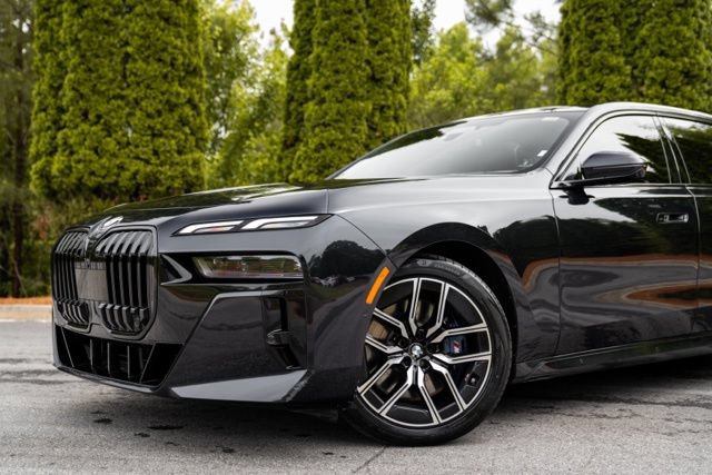 Used 2023 BMW 740i w/ Luxury Rear Seating Package RWD image 3