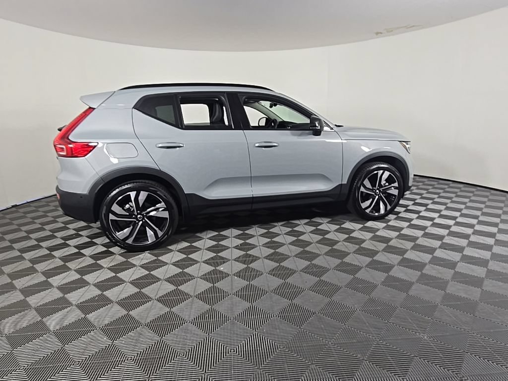 Certified 2025 Volvo XC40 B5 Plus AWD/4WD image 9