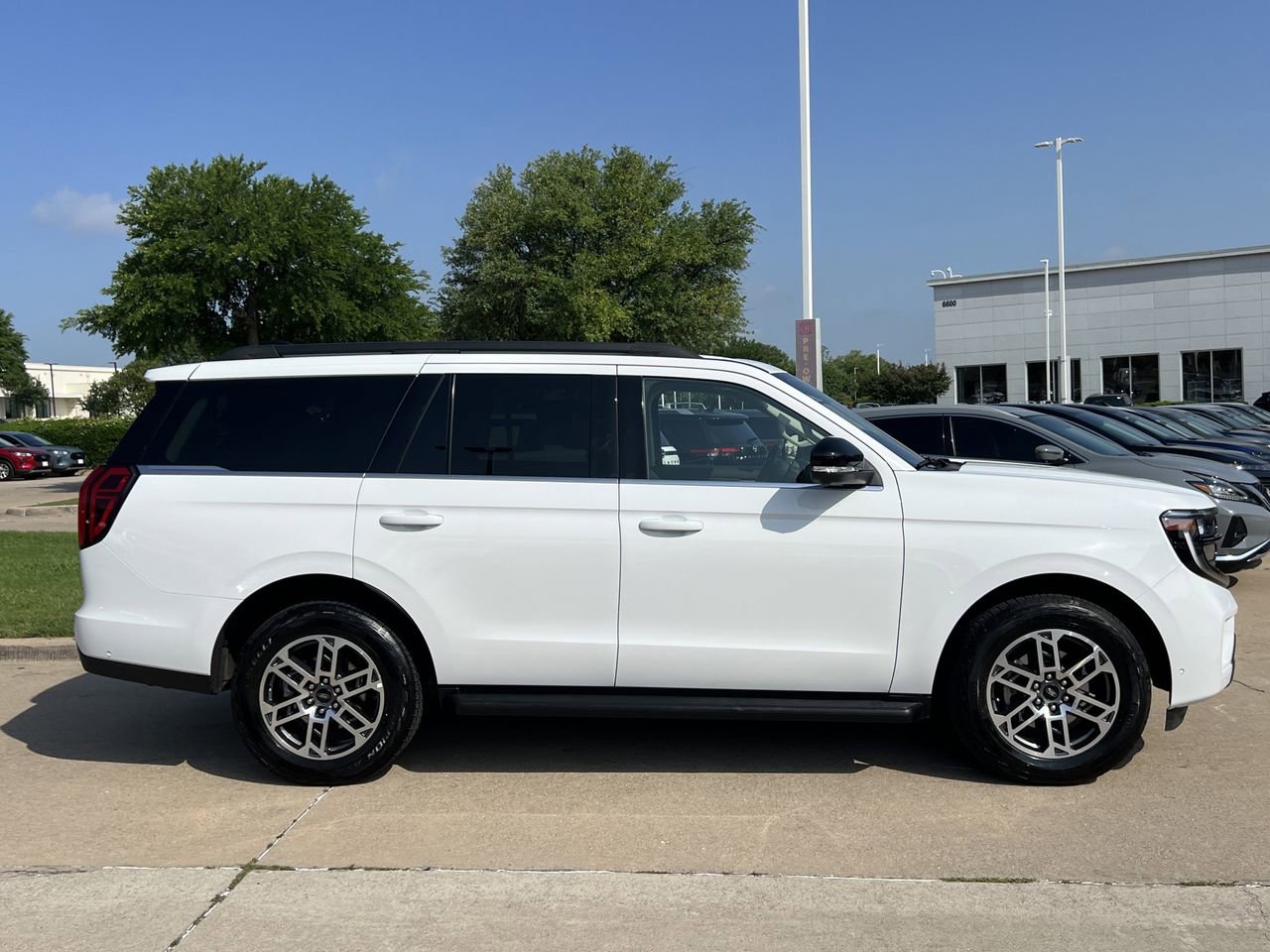 Used 2025 Ford Expedition Active image 3