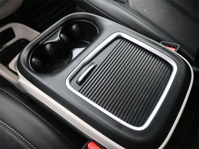 Used 2023 Chrysler Pacifica Touring-L image 32