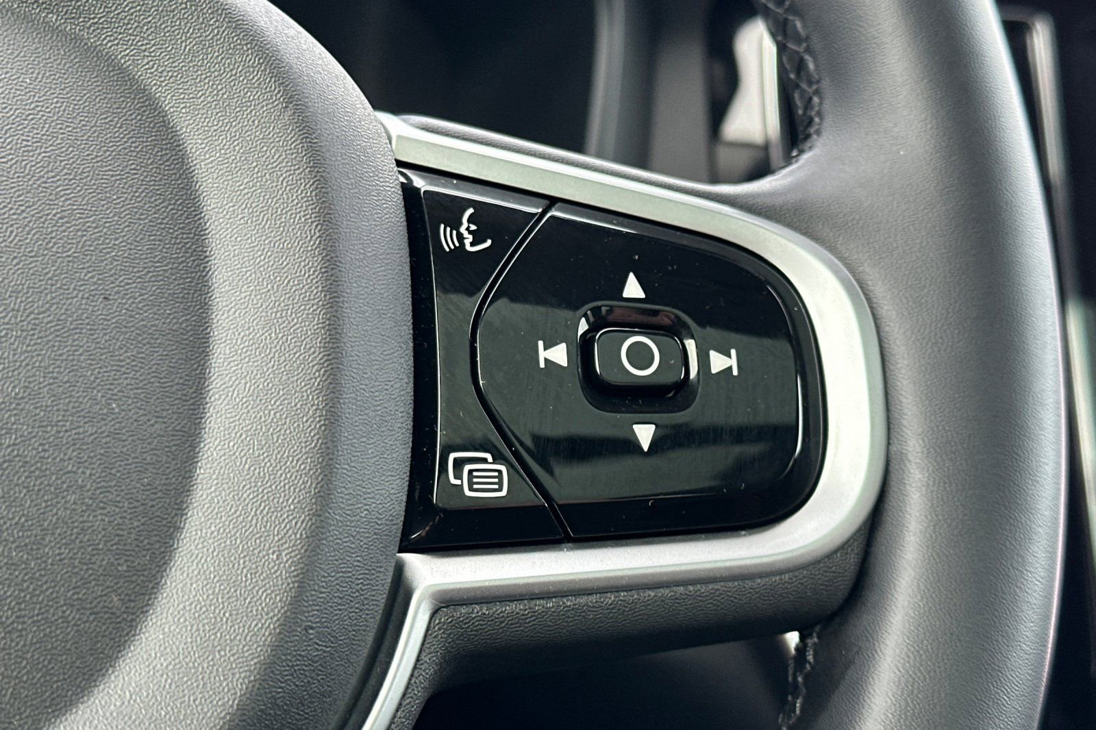 Used 2025 Volvo V60 B5 Cross Country Plus image 27