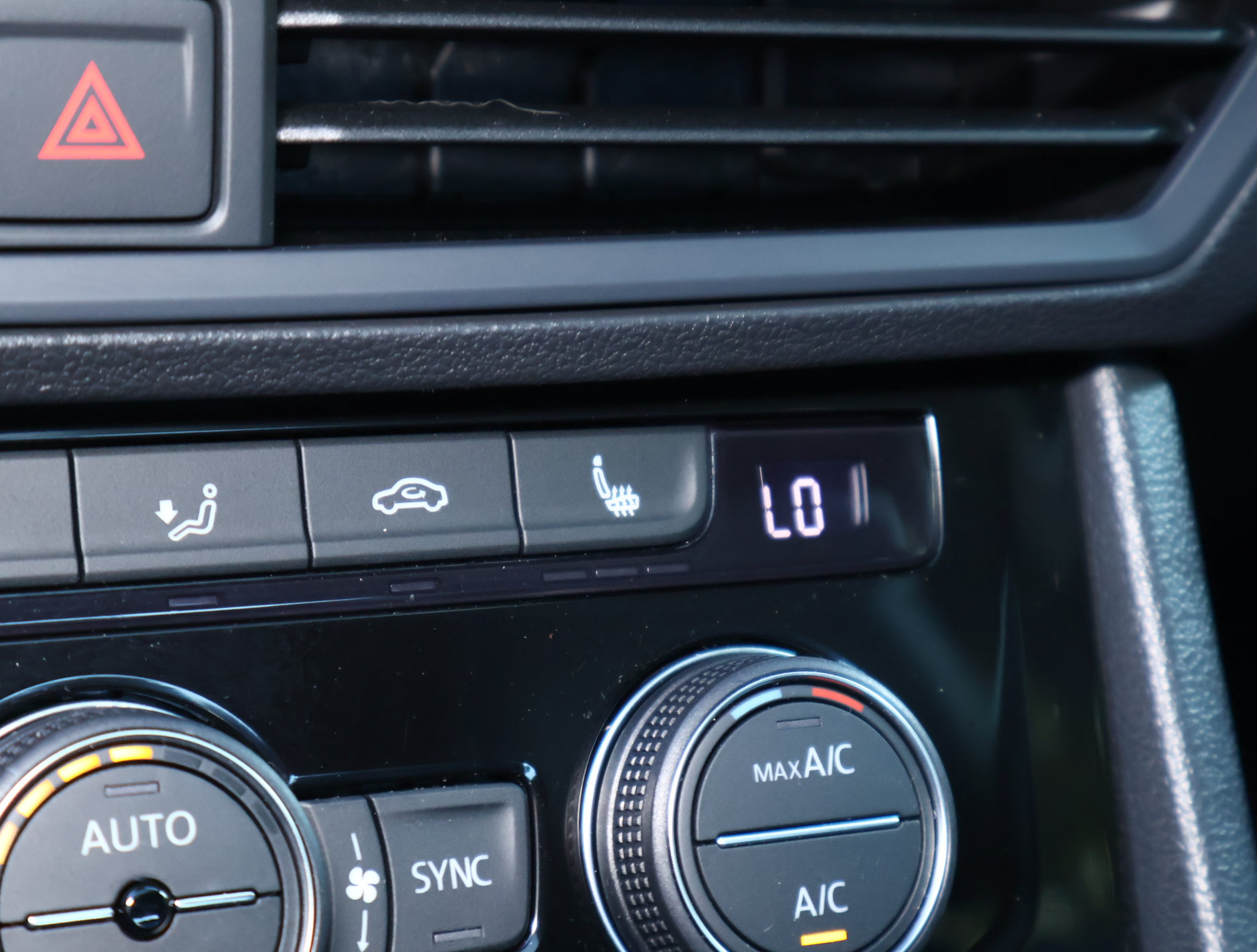 Used 2023 Volkswagen Jetta SE w/ Panoramic Sunroof Package FWD image 6