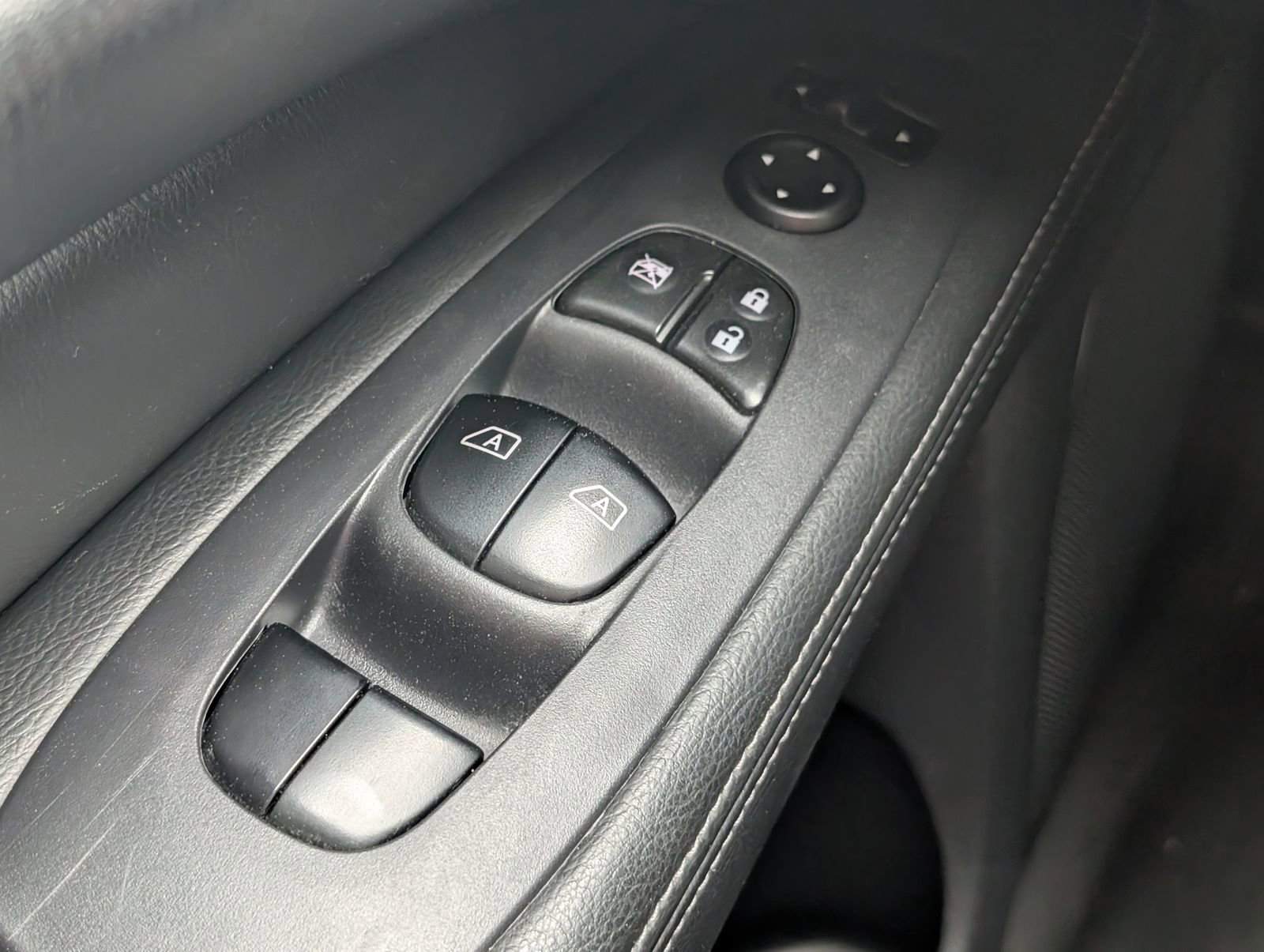 Used 2018 Nissan Pathfinder SV image 17