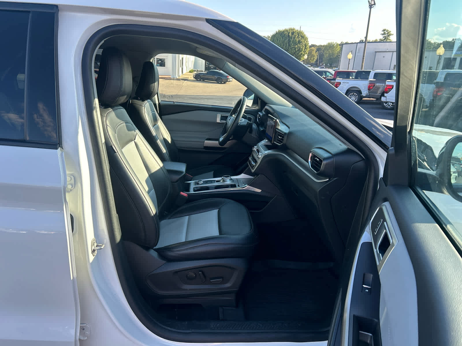 Used 2023 Ford Explorer XLT w/ Equipment Group 202A image 16