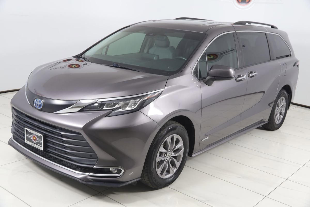 Used 2021 Toyota Sienna XLE FWD image 22