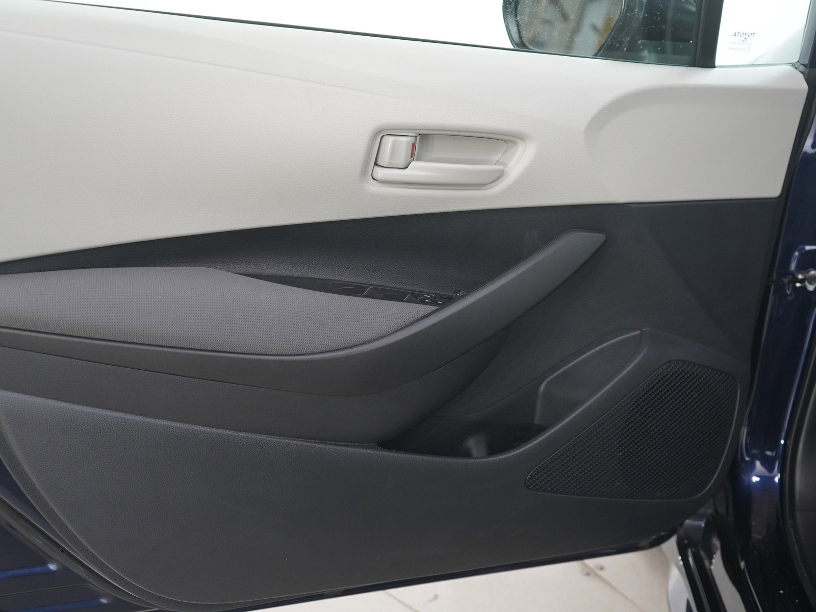 Used 2025 Toyota Corolla LE w/ LE Premium Package image 17