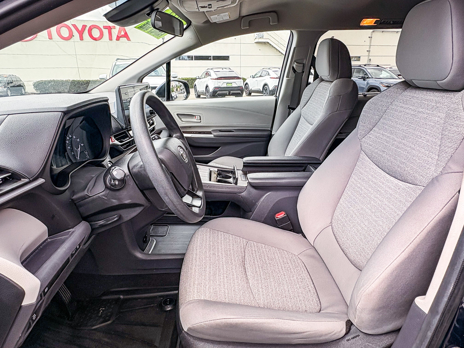 Used 2024 Toyota Sienna LE FWD image 17