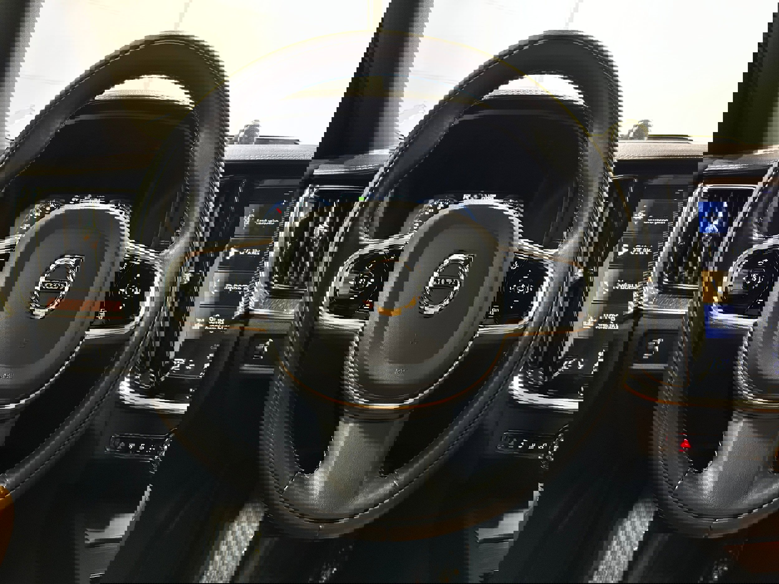 Used 2020 Volvo V60 T5 Cross Country image 12