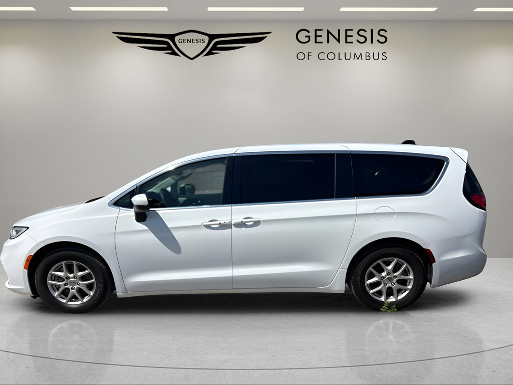 Used 2023 Chrysler Pacifica Touring-L FWD image 2