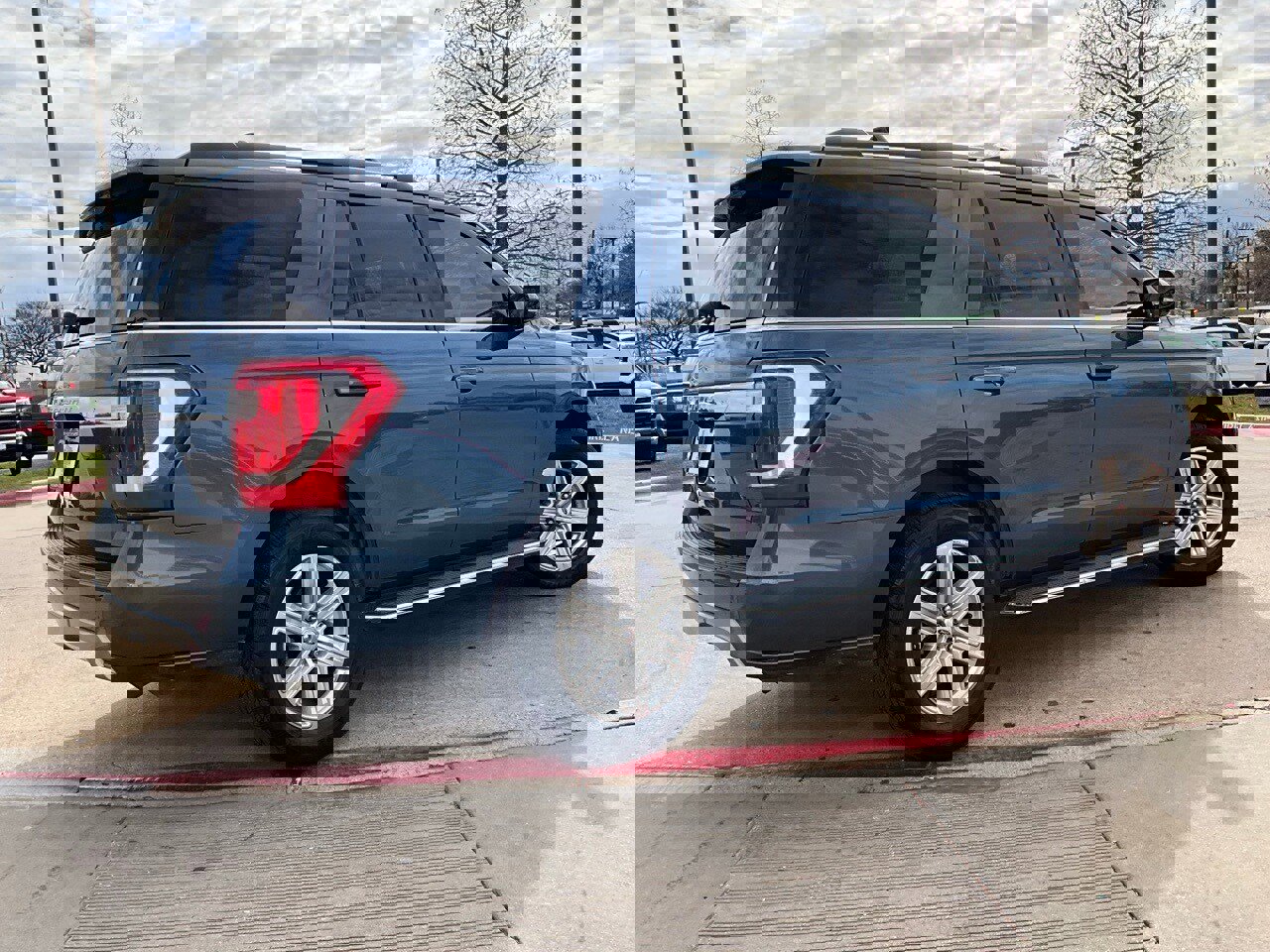 Used 2020 Ford Expedition XLT w/ Equipment Group 202A image 6