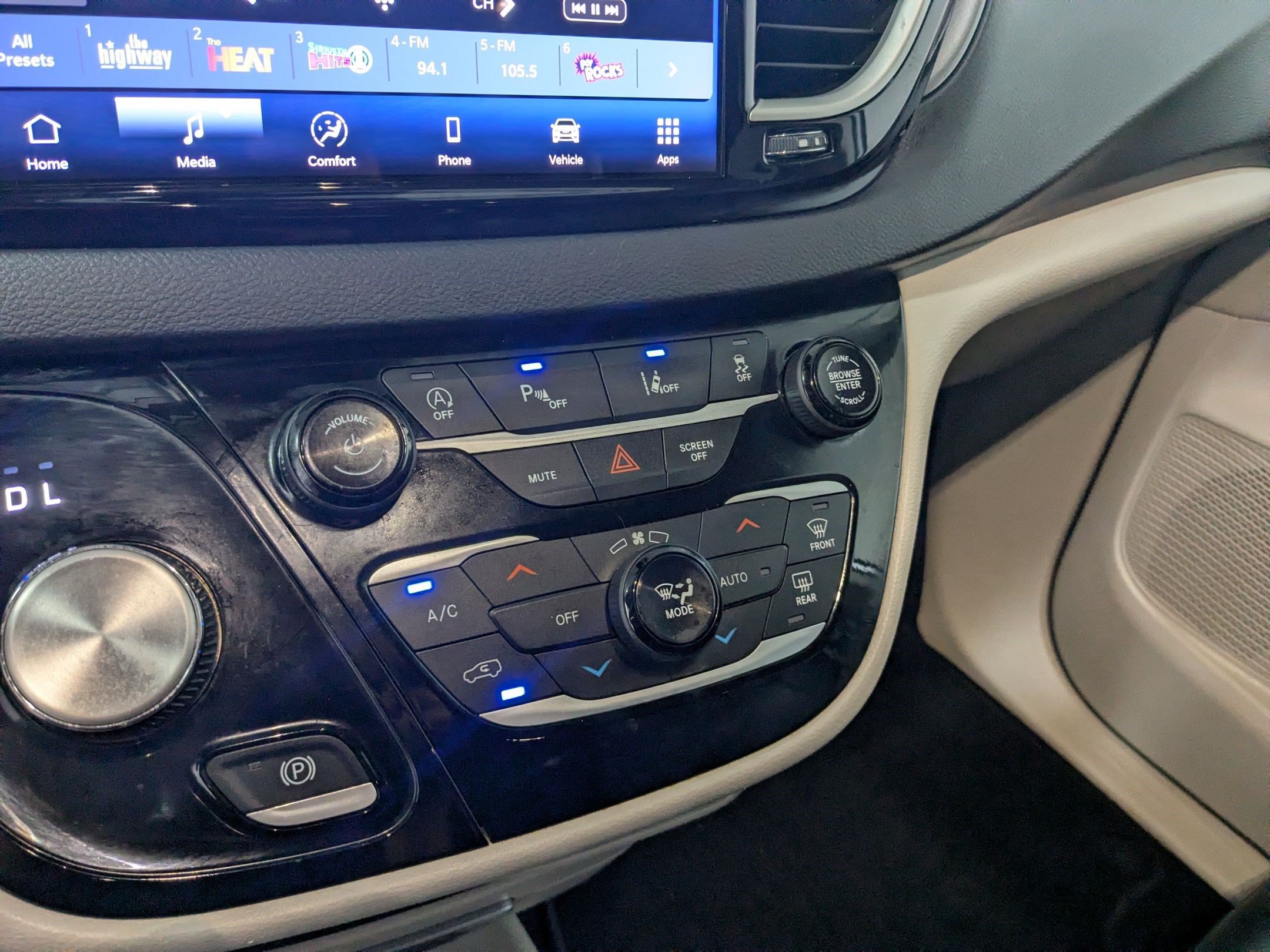 Used 2024 Chrysler Pacifica Touring-L FWD image 16