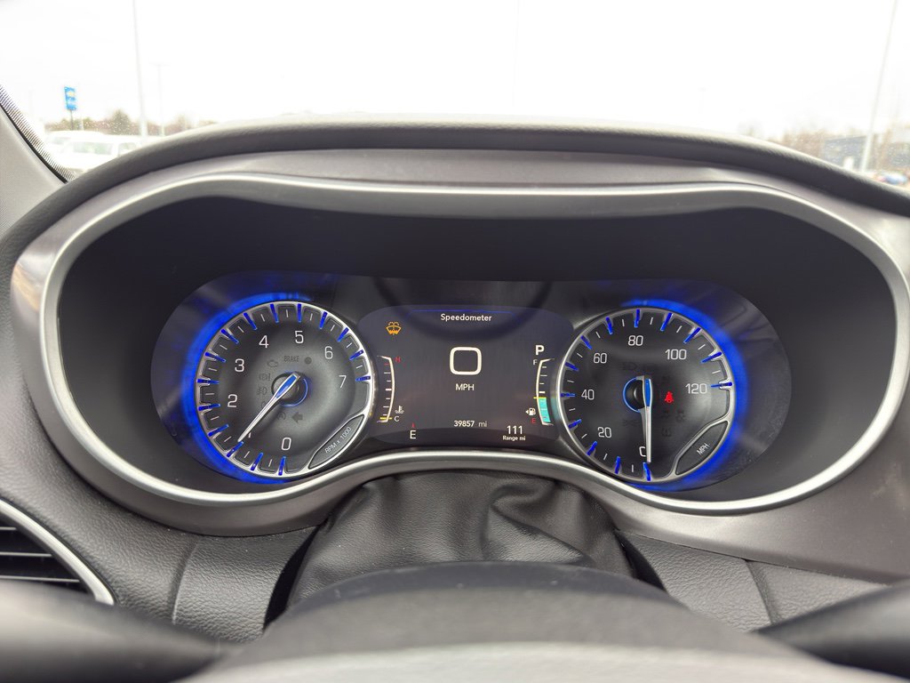Used 2025 Chrysler Pacifica Select image 16