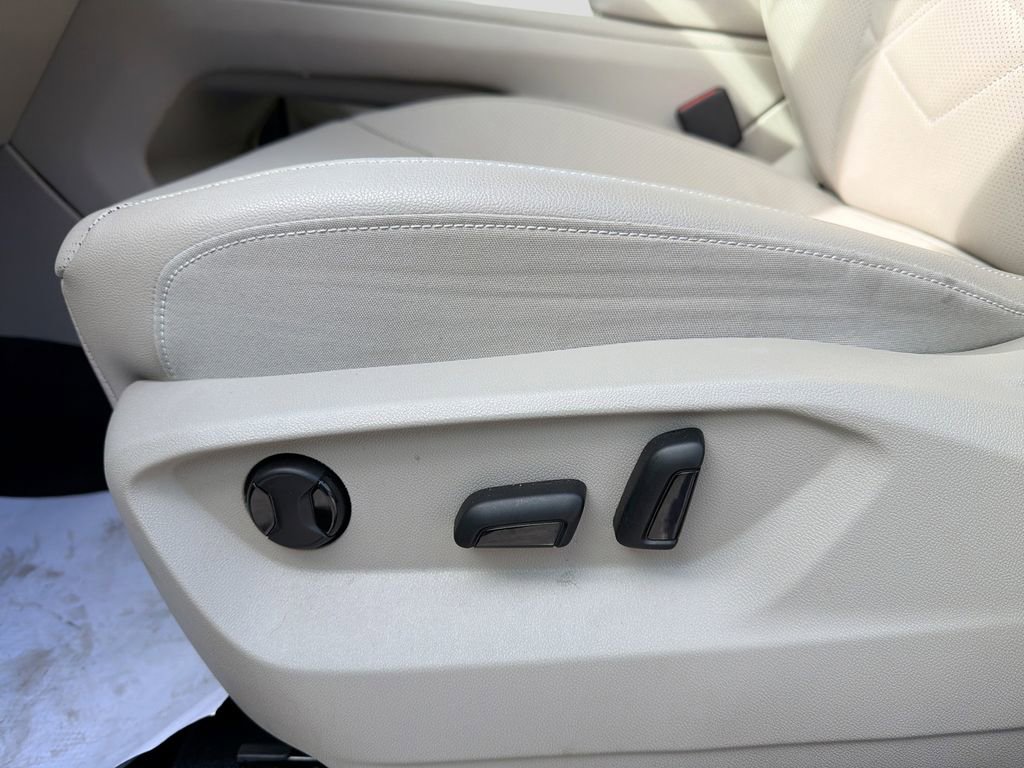 Used 2025 Volkswagen Atlas SE image 16